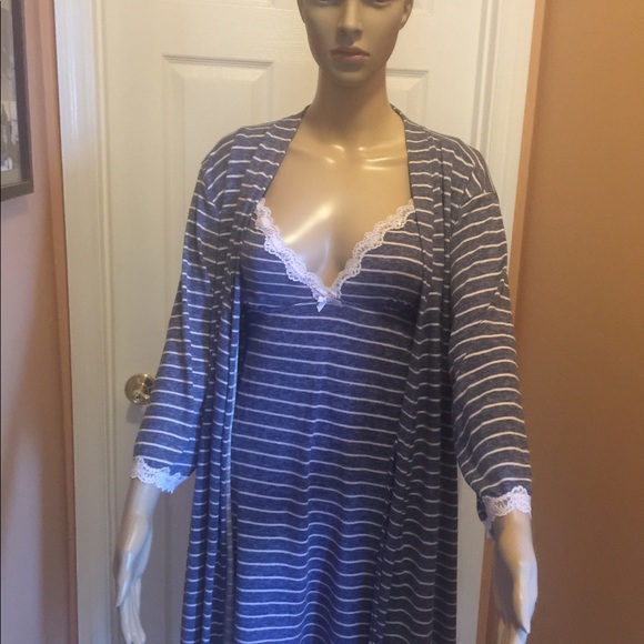 Laura Ashley Other - Laura Ashley nightgown &robe set medium